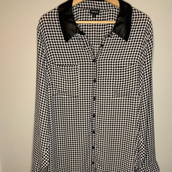 Torrid size 3. Houndstooth black and white print button up women’s blouse. - Picture 1 of 6